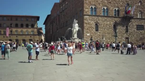 Turister besöker de mest kända sevärdheter och monument i gamla stan — Stockvideo