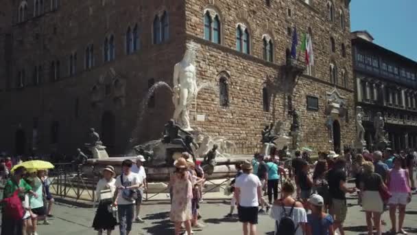 Eski kentteki en ünlü eğlence ve anıtları ziyaret eden turistler — Stok video