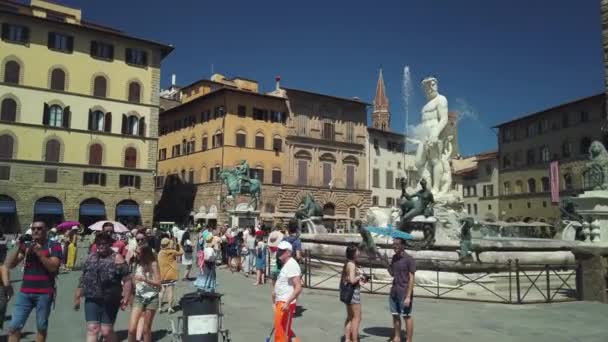 Turistas que visitam as atrações e monumentos mais famosos da cidade velha — Vídeo de Stock