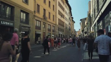 Eski Firenze şehir gezi işaretleri yürüyüş Turistler
