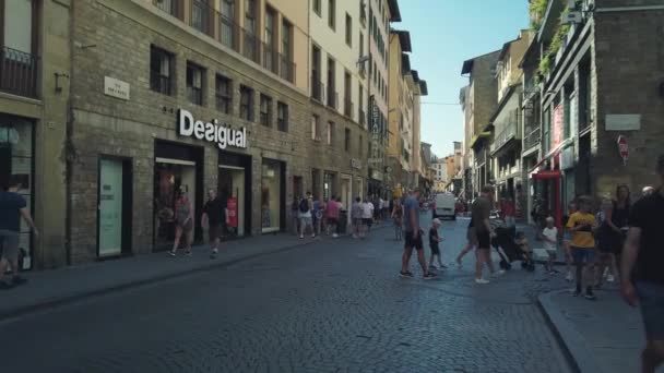 Touristen zu Fuß in alten Firenze Stadt Sehenswürdigkeiten — Stockvideo