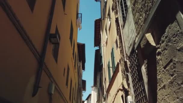 Blick von unten auf Fassaden in alter Florenz — Stockvideo