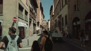 Eski Firenze şehir gezi işaretleri yürüyüş Turistler