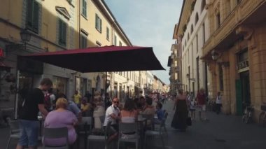 Eski Pisa şehir gezi lerinde yürüyen turistler simgesel yapılar