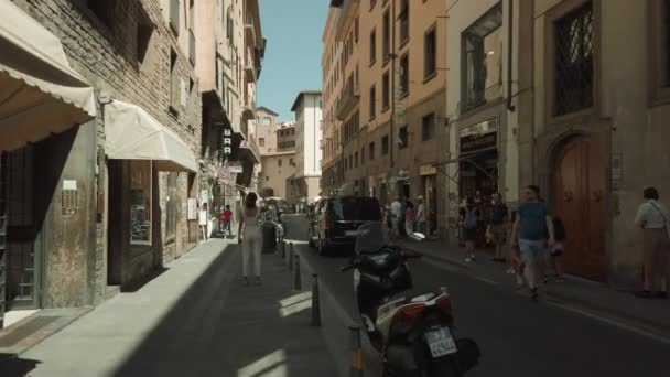 Turistas caminhando na antiga cidade de Firenze pontos turísticos — Vídeo de Stock