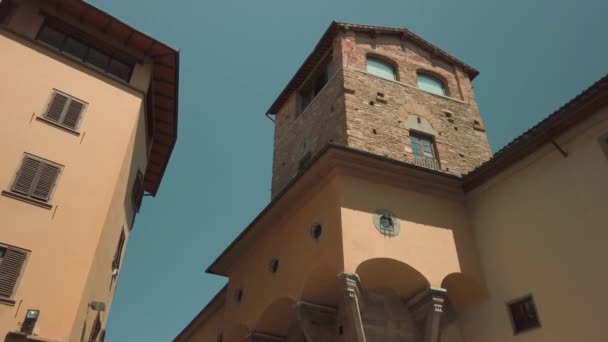 유명한 피렌체 의 랜드 마크 폰테 베키오 다리를 걷는 관광객 — 비디오