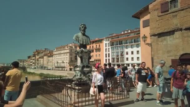 Tourists walking on famous Firenze landmark Ponte Vecchio bridge — Stock Video