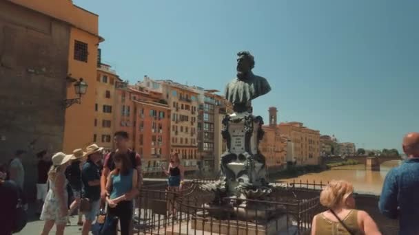 有名なフィレンツェのランドマークポンテヴェッキオ橋を歩く観光客 — ストック動画
