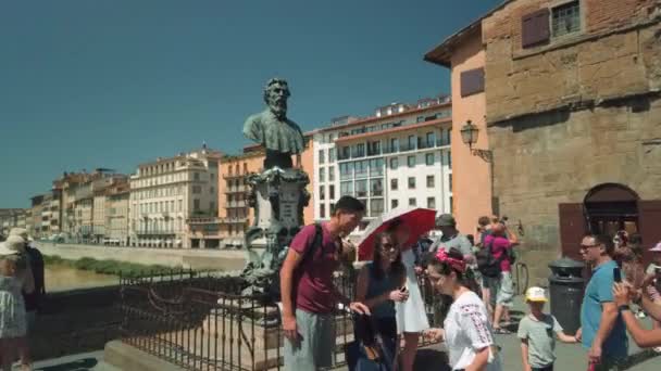 Turister som går på berömda Firenze Landmark Ponte Vecchio Bridge — Stockvideo