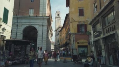 Eski Pisa şehir gezi lerinde yürüyen turistler simgesel yapılar