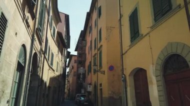 Eski Pisa şehir gezi lerinde yürüyen turistler simgesel yapılar