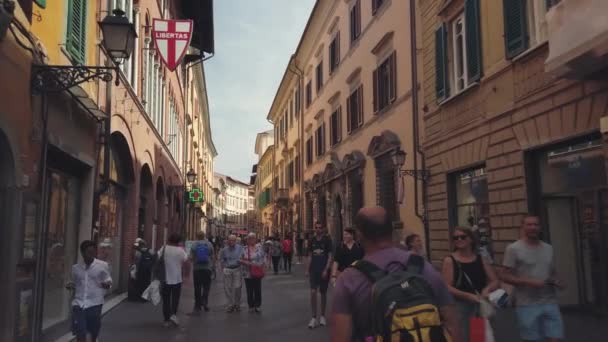 Eski Pisa şehir gezi lerinde yürüyen turistler simgesel yapılar — Stok video