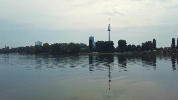 Wieczorny krajobraz, widok na wiedeńską wieżę telewizyjną od brzegu Dunaju — Wideo stockowe