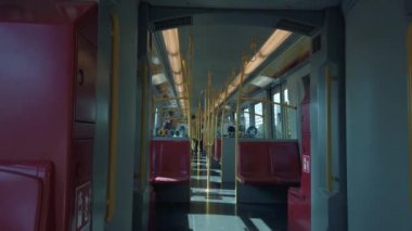 Yolcular metro vagonuna biniyor