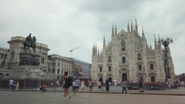 Turister som besöker den berömda Landmark Cathedral Duomo på dagtid — Stockvideo