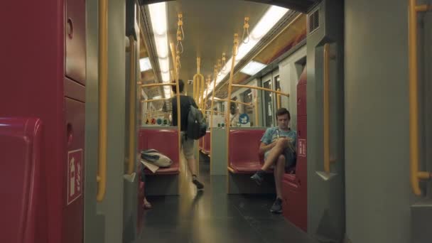 Pasażerowie jeżdżą w samochodzie metra — Wideo stockowe