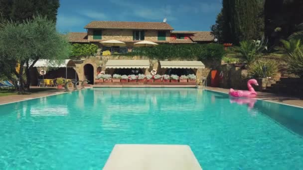 Schwimmbad im Resort, niemand — Stockvideo