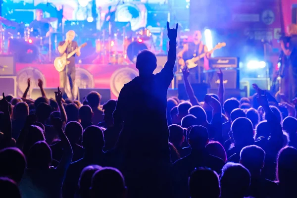 Les fans au concert de musique rock live applaudissent — Photo