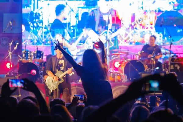 Canlı rock konserinin hayranları tezahürat yapıyor