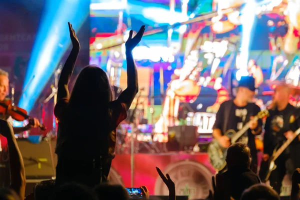 Canlı rock konserinin hayranları tezahürat yapıyor — Stok fotoğraf