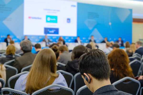 Business Conference-deelnemers luisteren naar docent — Stockfoto
