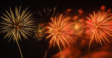 Gece gökyüzünde renkli havai fişek