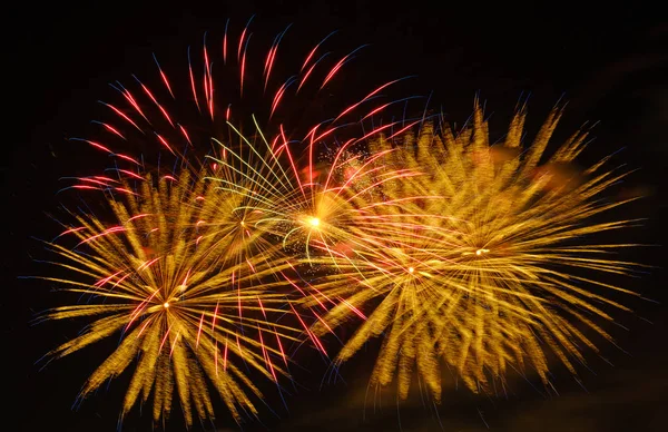 Gece gökyüzünde renkli havai fişek