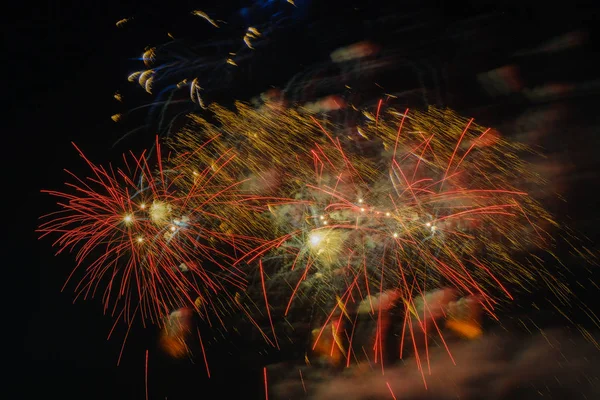 Gece gökyüzünde renkli havai fişek