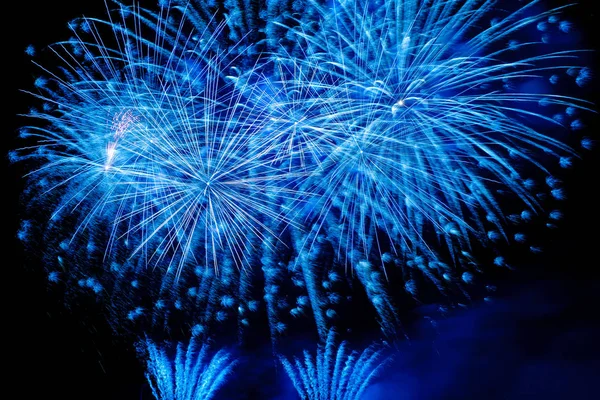 Gece gökyüzünde renkli havai fişek