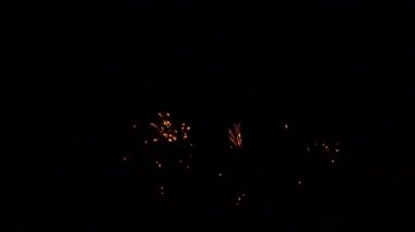 Gece gökyüzünde renkli havai fişek