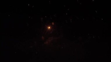 Gece gökyüzünde renkli havai fişek