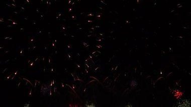 Gece gökyüzünde renkli havai fişek