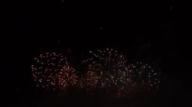 Gece gökyüzünde renkli havai fişek