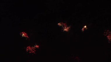 Gece gökyüzünde renkli havai fişek