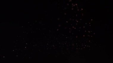 Gece gökyüzünde renkli havai fişek