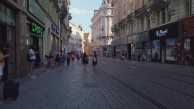 Gündüz leri eski şehir merkezinde ulaşım ve insanlar