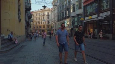 Gündüz leri eski şehir merkezinde ulaşım ve insanlar