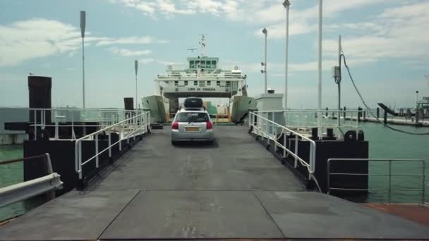 Coches son transportados en ferry a Lido — Vídeo de stock