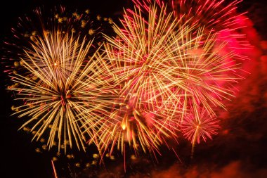 Gece gökyüzünde renkli havai fişek