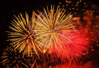 Gece gökyüzünde renkli havai fişek