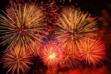 Gece gökyüzünde renkli havai fişek