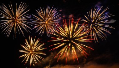 Gece gökyüzünde renkli havai fişek