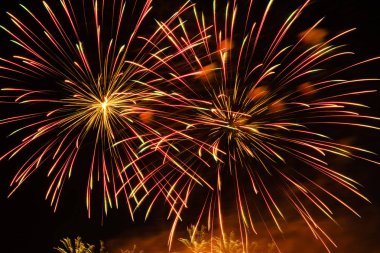 Gece gökyüzünde renkli havai fişek