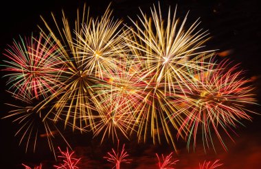 Gece gökyüzünde renkli havai fişek