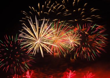 Gece gökyüzünde renkli havai fişek