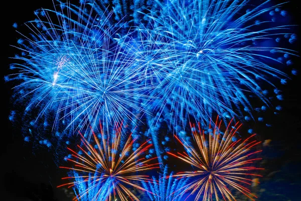 Gece gökyüzünde renkli havai fişek