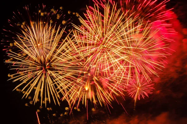 Gece gökyüzünde renkli havai fişek