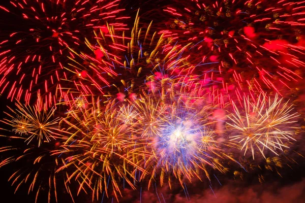 Gece gökyüzünde renkli havai fişek