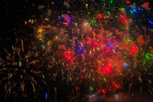 Красочные фейерверки в ночном небе — стоковое фото