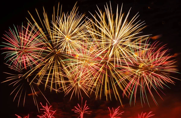 Gece gökyüzünde renkli havai fişek